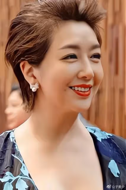 江珊情史:錯過王志文,為女兒放棄靳東,二婚卻嫁普通男人很幸福