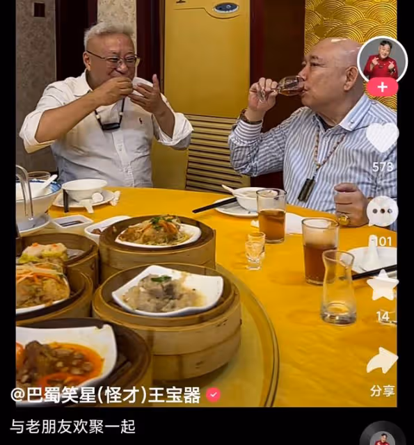 76歲黃一飛與曹查理吃大餐,戴鴿子蛋豪飲紅酒,晚年暴肥腿腳不便