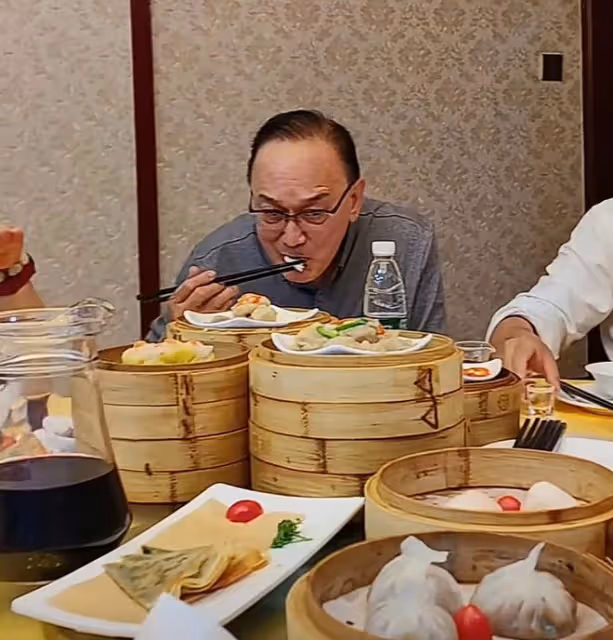 76歲黃一飛與曹查理吃大餐,戴鴿子蛋豪飲紅酒,晚年暴肥腿腳不便