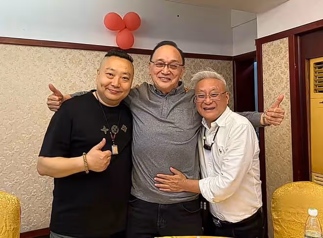 76歲黃一飛與曹查理吃大餐,戴鴿子蛋豪飲紅酒,晚年暴肥腿腳不便