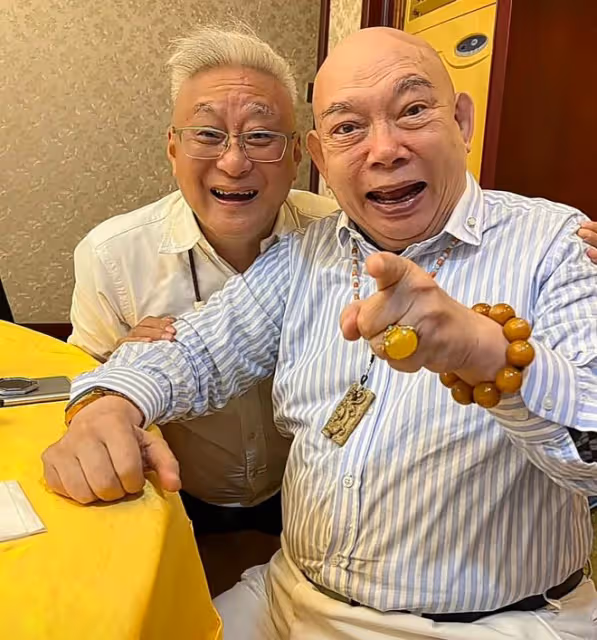 76歲黃一飛與曹查理吃大餐,戴鴿子蛋豪飲紅酒,晚年暴肥腿腳不便