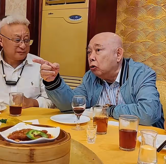 76歲黃一飛與曹查理吃大餐,戴鴿子蛋豪飲紅酒,晚年暴肥腿腳不便