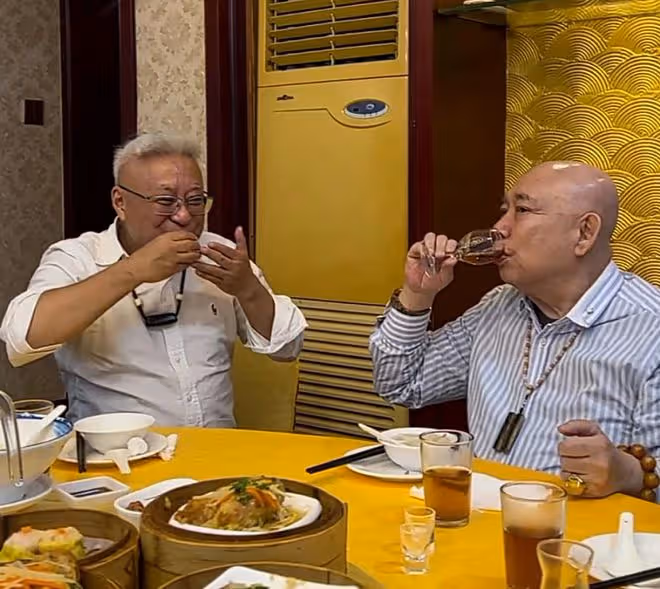 76歲黃一飛與曹查理吃大餐，戴鴿子蛋豪飲紅酒，晚年暴肥腿腳不便