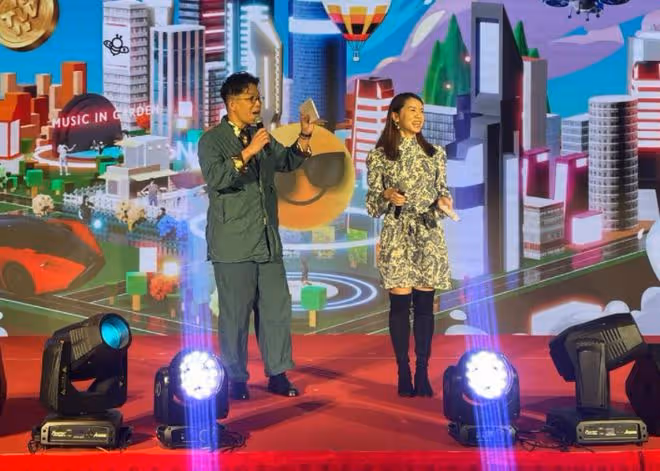 林曉峰與外甥女合作主持晚會！林珊珊35歲女兒氣質好，舅公是狄龍