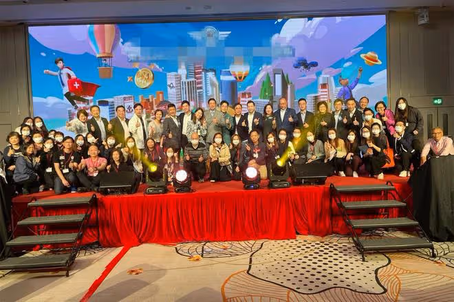 林曉峰與外甥女合作主持晚會！林珊珊35歲女兒氣質好，舅公是狄龍