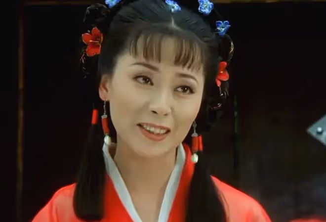邵峰妻子長居加拿大近況,穿2.6萬元衫顯貴氣,遊山玩水生活愜意