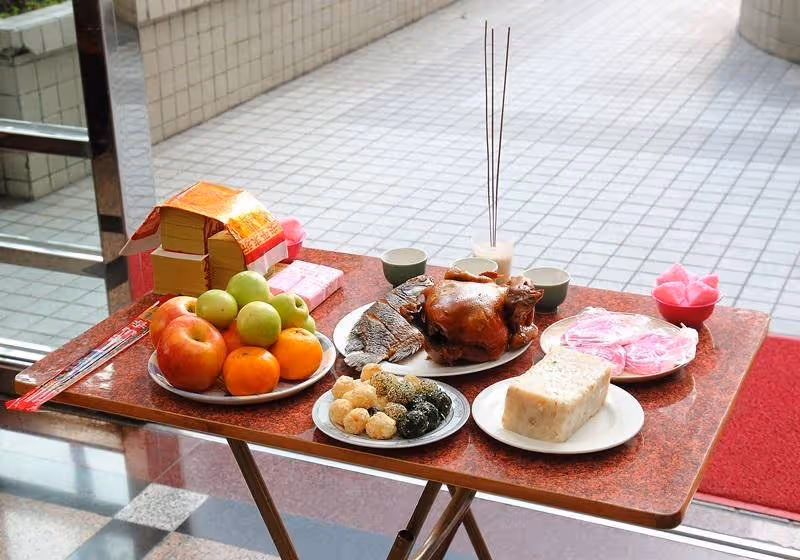 老家大門被封印「紙箱堆了2個月」想祭祖進不了，鄰居不幫卻在旁「說風涼話」人妻一聽理智線斷掉