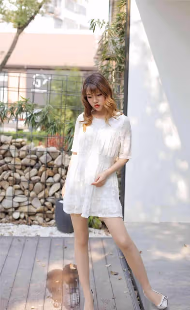 美女圖集：搭配一雙淺色的小高跟鞋優雅溫柔