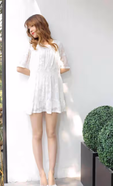 美女圖集：搭配一雙淺色的小高跟鞋優雅溫柔