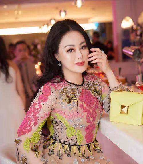 60歲章小蕙近照像30歲,比虞美人好多了,這才是真正的名媛!