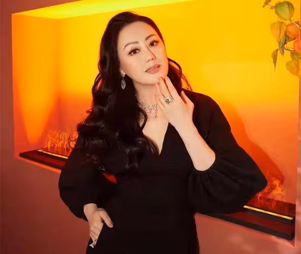 60歲章小蕙近照像30歲，比虞美人好多了，這才是真正的名媛！