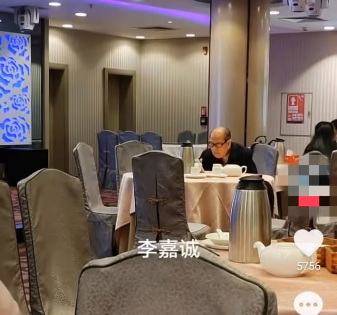 李嘉誠喝早茶被偶遇,獨自一人沒帶保鏢,以為別人認不出來