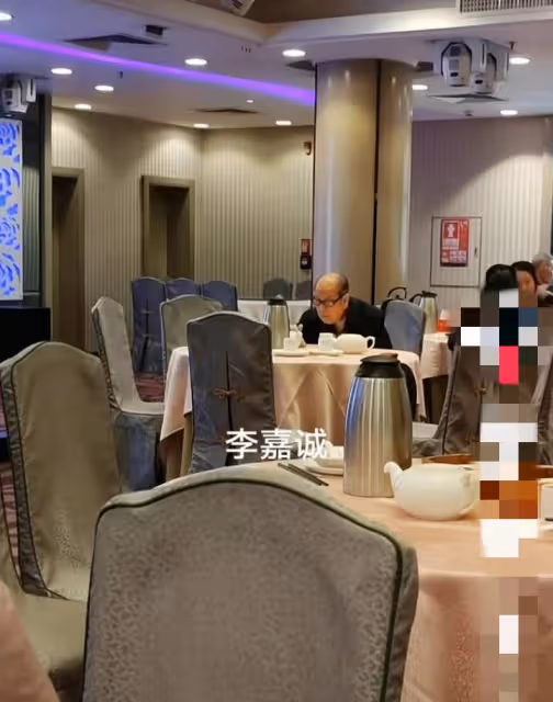 李嘉誠喝早茶被偶遇,獨自一人沒帶保鏢,以為別人認不出來