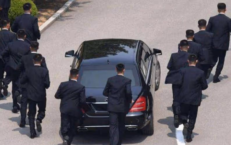 李嘉誠喝早茶被偶遇,獨自一人沒帶保鏢,以為別人認不出來