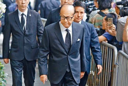 李嘉誠喝早茶被偶遇,獨自一人沒帶保鏢,以為別人認不出來