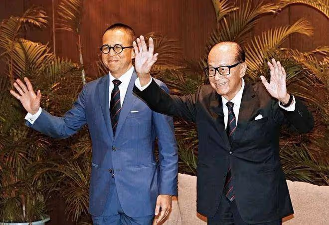 李嘉誠喝早茶被偶遇,獨自一人沒帶保鏢,以為別人認不出來