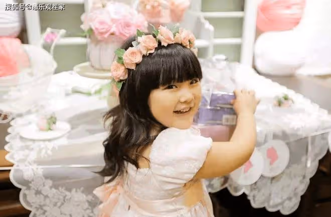 13歲王詩齡自曝回國原因!穿超短裙秀筷子腿,一身行頭被扒2萬5