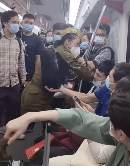 廣州地鐵打人大媽身份被扒,喜歡穿制服是鵝粉,名下有多家公司