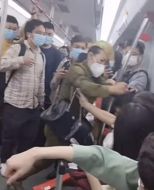 廣州地鐵打人大媽身份被扒,喜歡穿制服是鵝粉,名下有多家公司