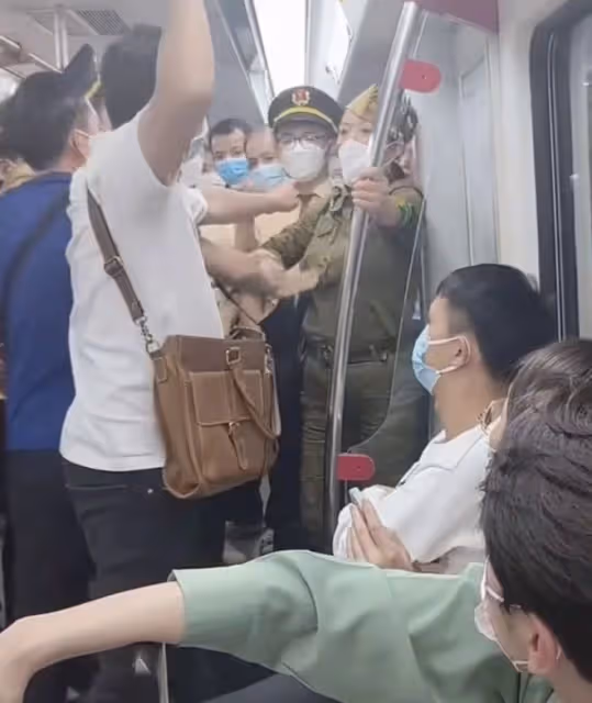 廣州地鐵打人大媽身份被扒,喜歡穿制服是鵝粉,名下有多家公司