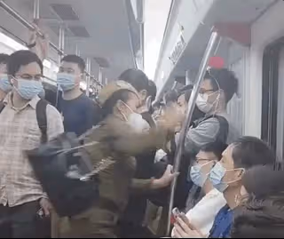 廣州地鐵打人大媽身份被扒,喜歡穿制服是鵝粉,名下有多家公司