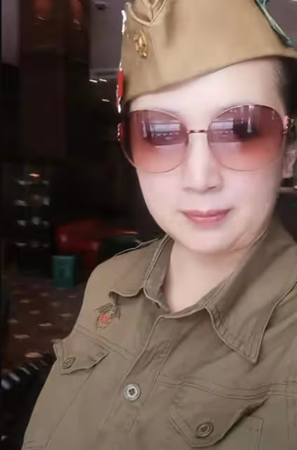 廣州地鐵打人大媽身份被扒,喜歡穿制服是鵝粉,名下有多家公司