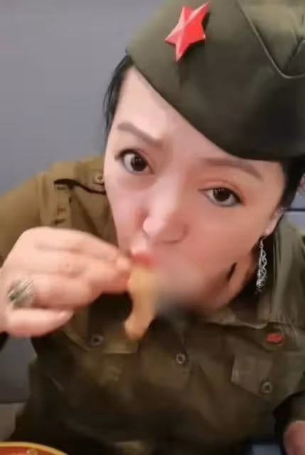 廣州地鐵打人大媽身份被扒,喜歡穿制服是鵝粉,名下有多家公司