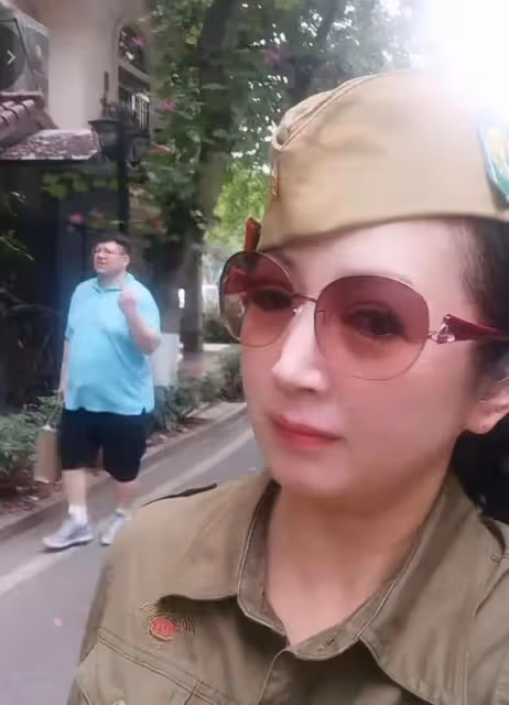 廣州地鐵打人大媽身份被扒,喜歡穿制服是鵝粉,名下有多家公司