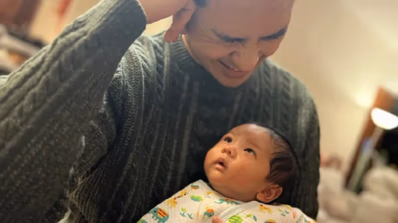 陳凱琳曬幸福日常，52歲鄭嘉穎扮鬼臉逗2個月小兒子，三兄弟有愛同框