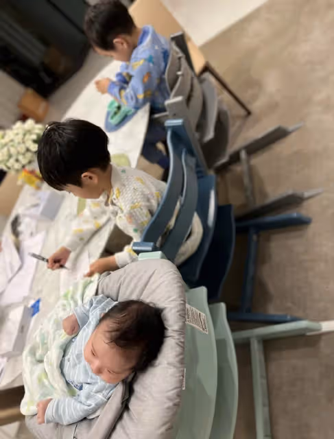 陳凱琳曬幸福日常，52歲鄭嘉穎扮鬼臉逗2個月小兒子，三兄弟有愛同框
