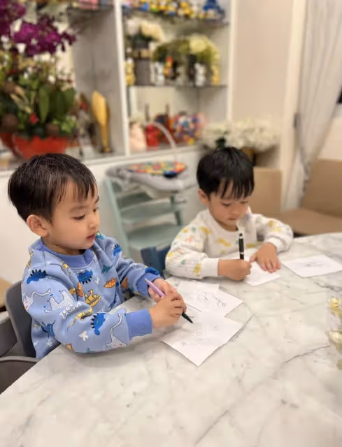 陳凱琳曬幸福日常，52歲鄭嘉穎扮鬼臉逗2個月小兒子，三兄弟有愛同框