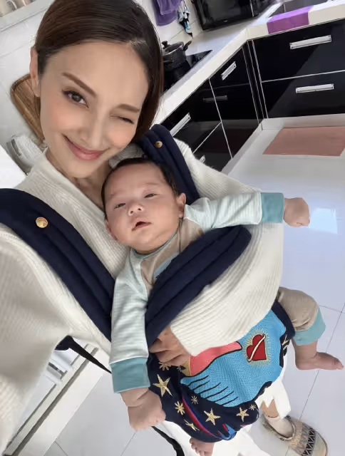 陳凱琳曬幸福日常，52歲鄭嘉穎扮鬼臉逗2個月小兒子，三兄弟有愛同框