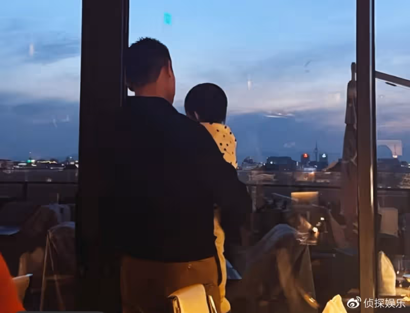 朱珠夫婦慶祝結婚兩周年，帶女兒重回婚禮舉辦地，一家三口超幸福