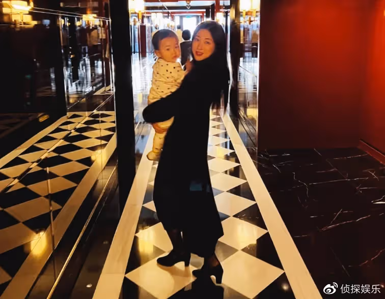 朱珠夫婦慶祝結婚兩周年，帶女兒重回婚禮舉辦地，一家三口超幸福