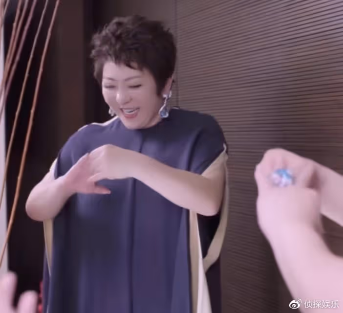 向太曬珠寶首飾，戒指耳環超乎想像，網友：假的都不敢買這麼大