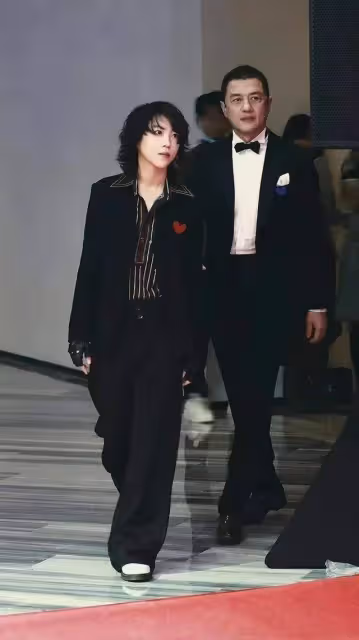 王菲又被嘲不顧女兒死活,網友卻忽略了她強韌背後,高精度的柔軟