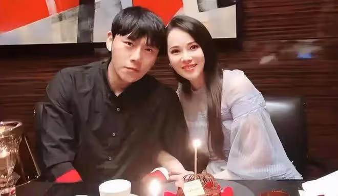 兒子哈利生日穿女裝被罵,伊能靜再次霸氣力挺:這是我兒子我愛他