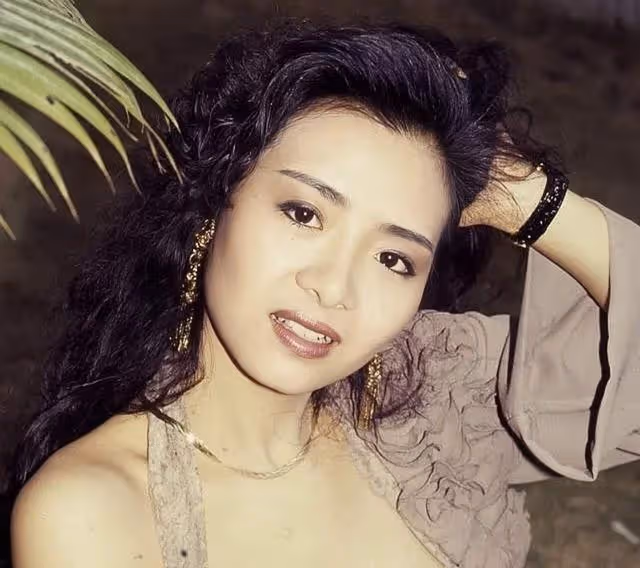 男友因心臟病猝死！香港知名女星穿弔帶曬事業線，身材依舊火辣