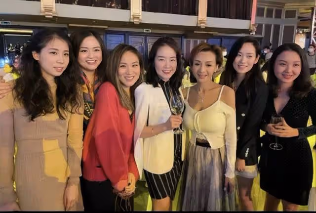 男友因心臟病猝死！香港知名女星穿弔帶曬事業線，身材依舊火辣