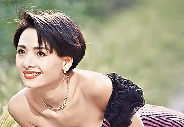 男友因心臟病猝死！香港知名女星穿弔帶曬事業線，身材依舊火辣