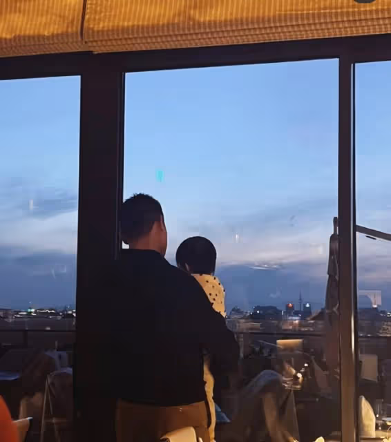 朱珠慶祝2周年結婚紀念日，首曬結婚證件照，帶女兒重回婚禮場地
