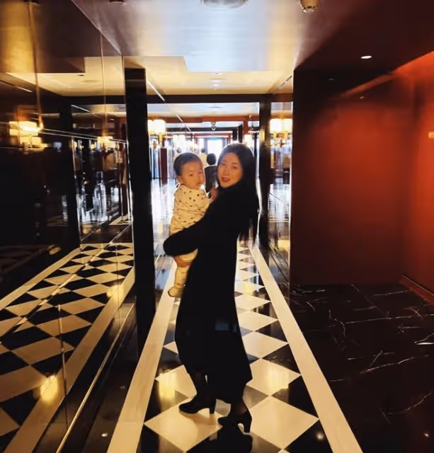朱珠慶祝2周年結婚紀念日，首曬結婚證件照，帶女兒重回婚禮場地