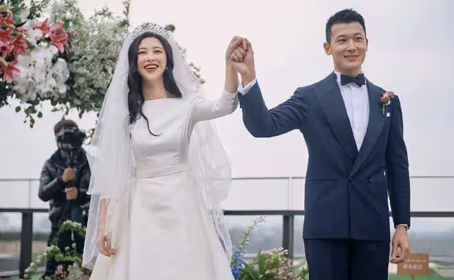 朱珠慶祝2周年結婚紀念日，首曬結婚證件照，帶女兒重回婚禮場地