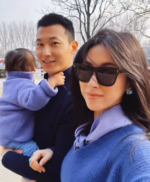 朱珠慶祝2周年結婚紀念日，首曬結婚證件照，帶女兒重回婚禮場地