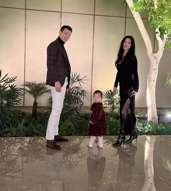 朱珠慶祝2周年結婚紀念日，首曬結婚證件照，帶女兒重回婚禮場地
