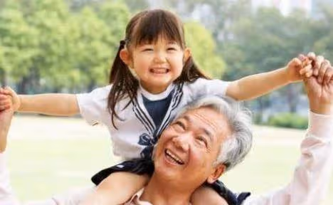 爺爺帶小孫女睡覺「從來不哭」，寶媽好奇偷看「對方哄睡過程」後破口大駡： 你不要臉孩子還要臉！