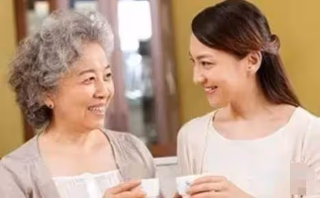 爺爺帶小孫女睡覺「從來不哭」，寶媽好奇偷看「對方哄睡過程」後破口大駡： 你不要臉孩子還要臉！
