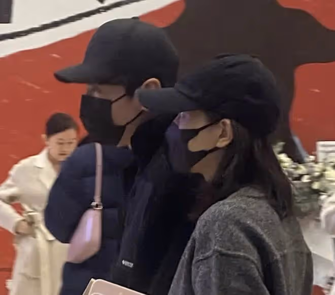 趙又廷高圓圓被偶遇看話劇,夫妻倆戴情侶帽,撇下女兒過二人世界