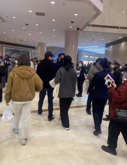 趙又廷高圓圓被偶遇看話劇,夫妻倆戴情侶帽,撇下女兒過二人世界