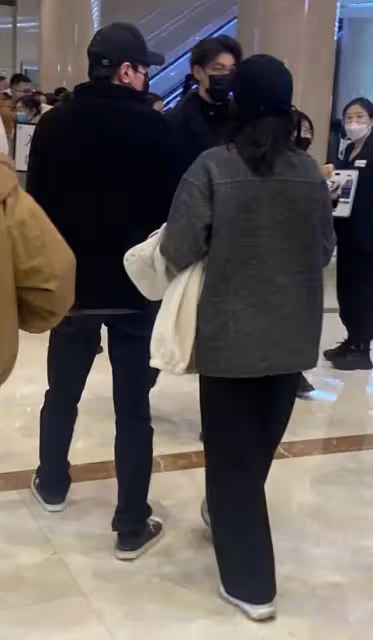 趙又廷高圓圓被偶遇看話劇,夫妻倆戴情侶帽,撇下女兒過二人世界